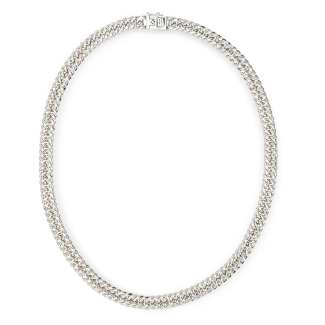 De Chain XS Ketting ontleent zijn inspiratie aan de iconische Chain-vlechttechniek. Met vakmanschap is elke schakel met de hand vervaardigd, wat resulteert in een gedurfde en verfijnde uitstraling. De diepere tinten in het gerecyclede zilver, bereikt door oxidatie, voegen de karakteristieke Buddha to Buddha touch toe aan de ketting.